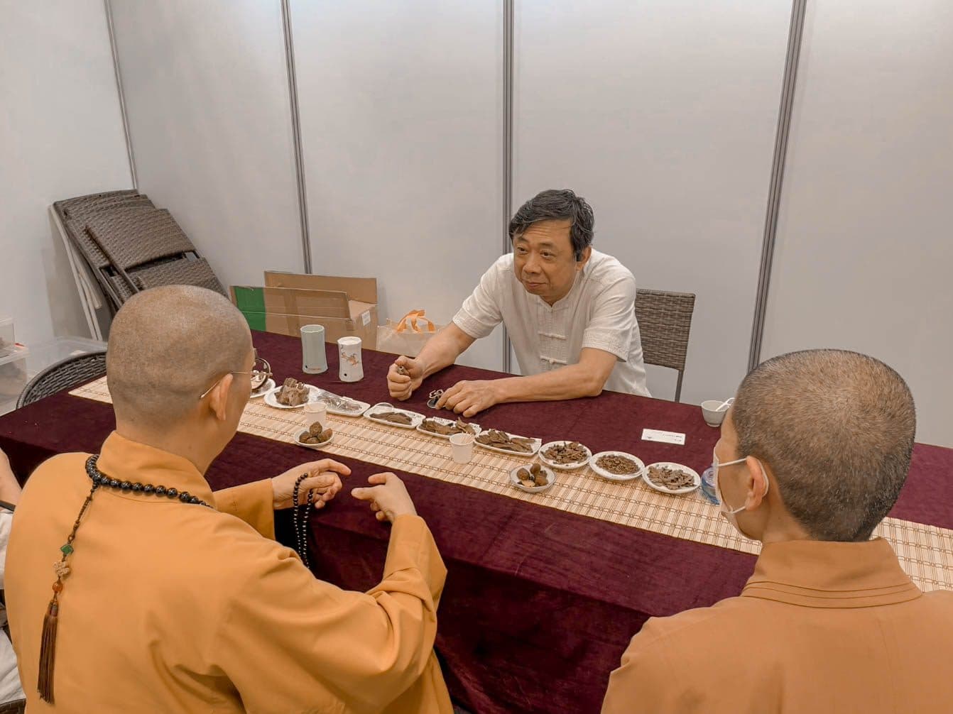 法師在展場攤位品香