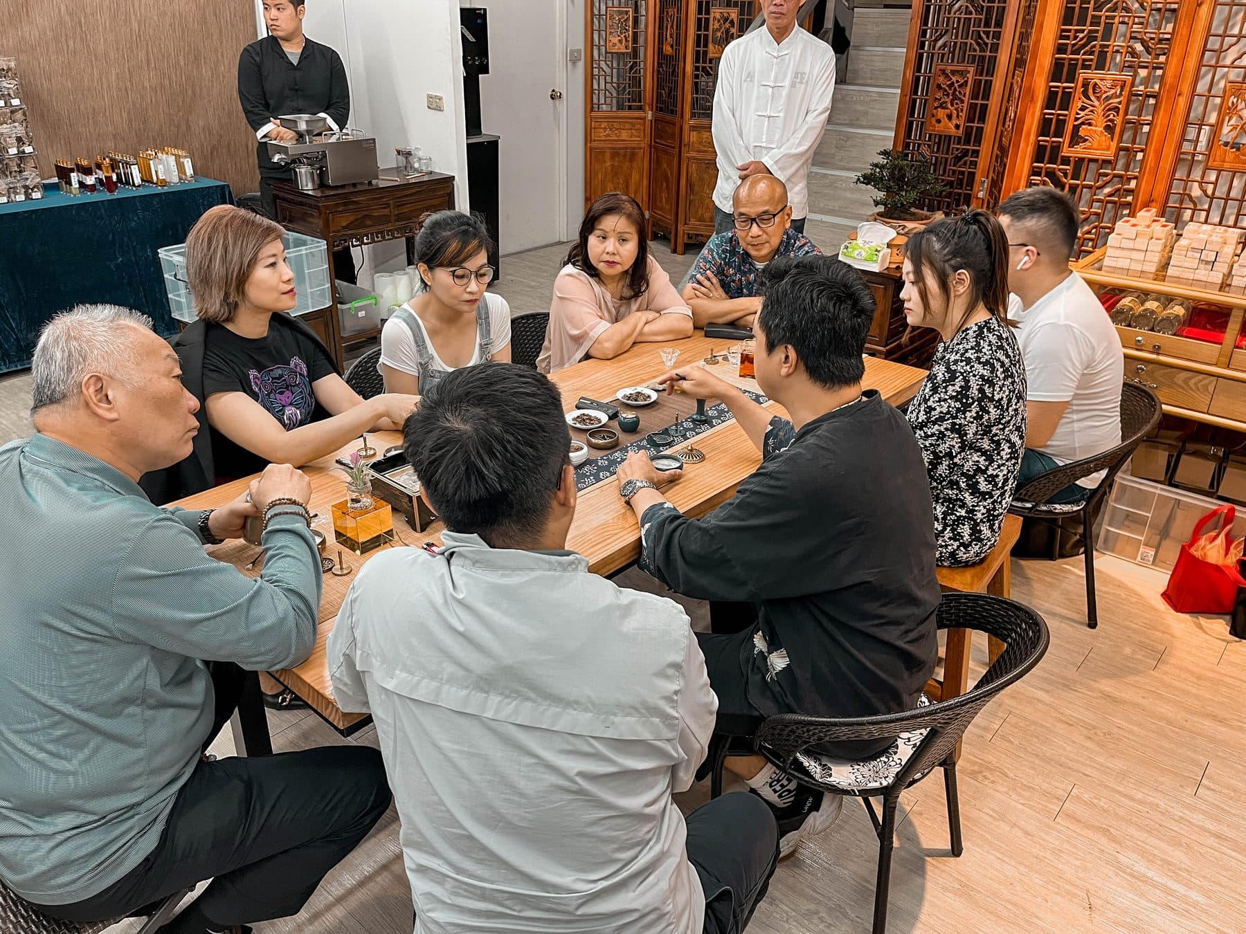 香會現場，長桌坐滿來賓，每人面前一套品香器