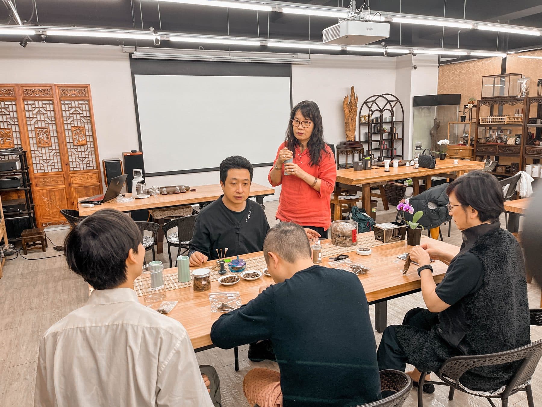 小型香會，幾位朋友圍坐品香