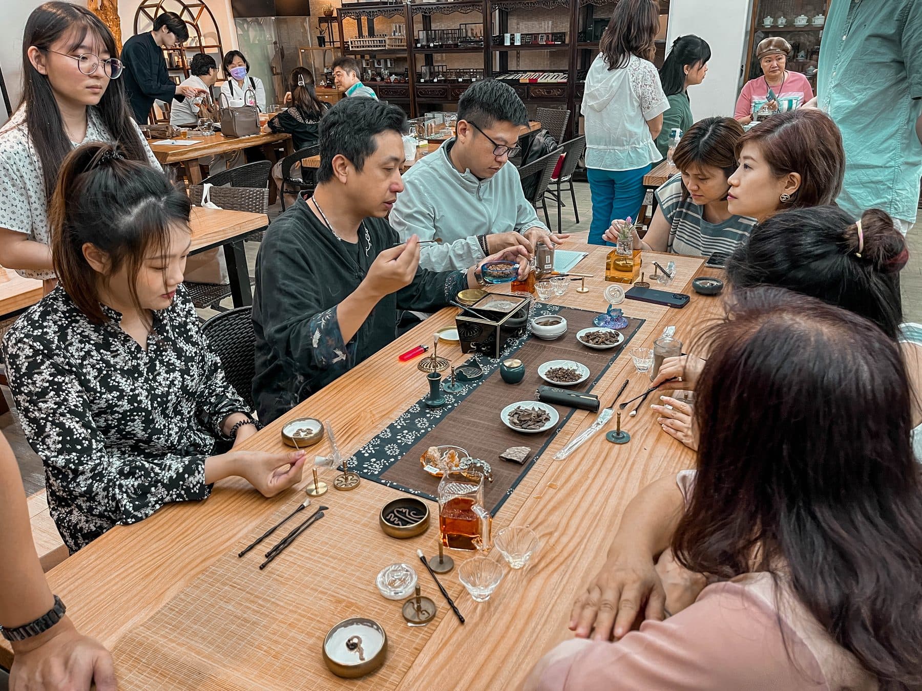 來賓圍著長桌品香