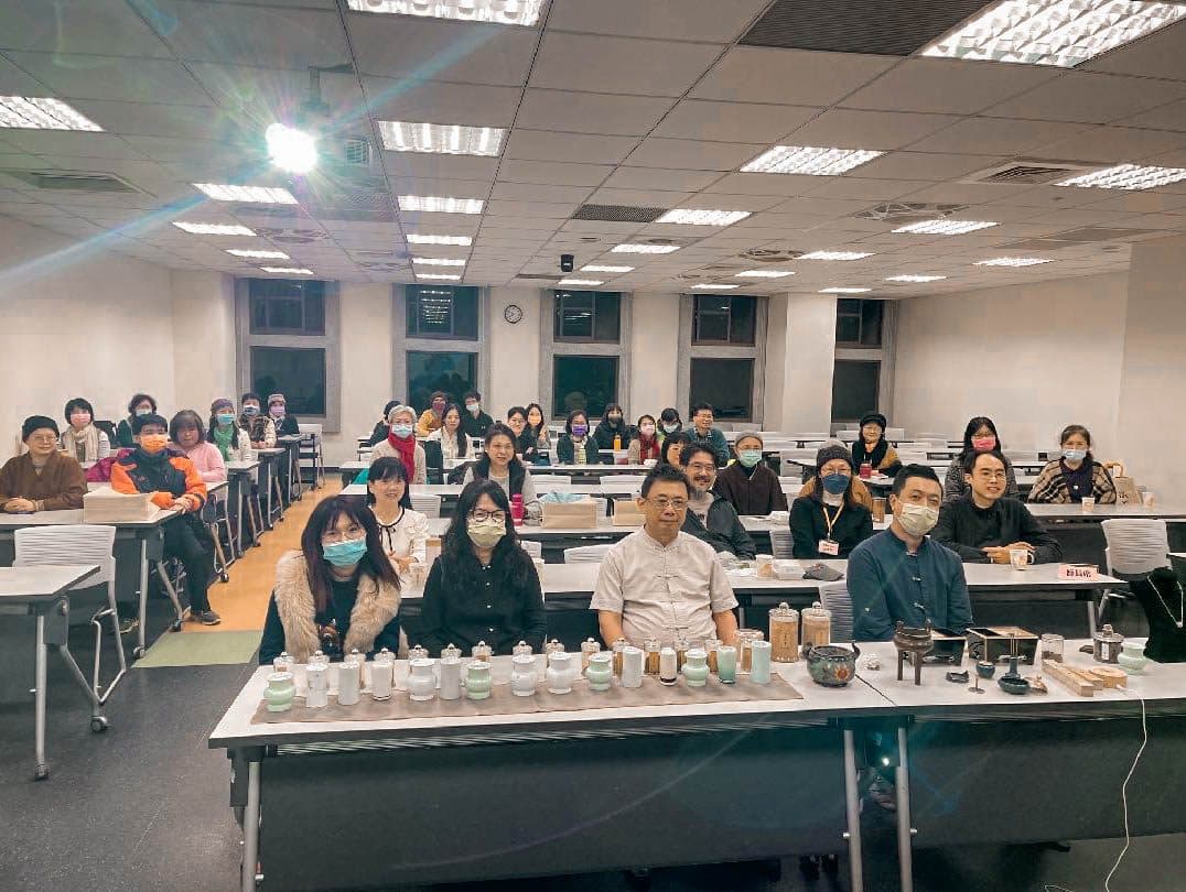華梵大學教室內的品香課，桌上擺滿聞香杯
