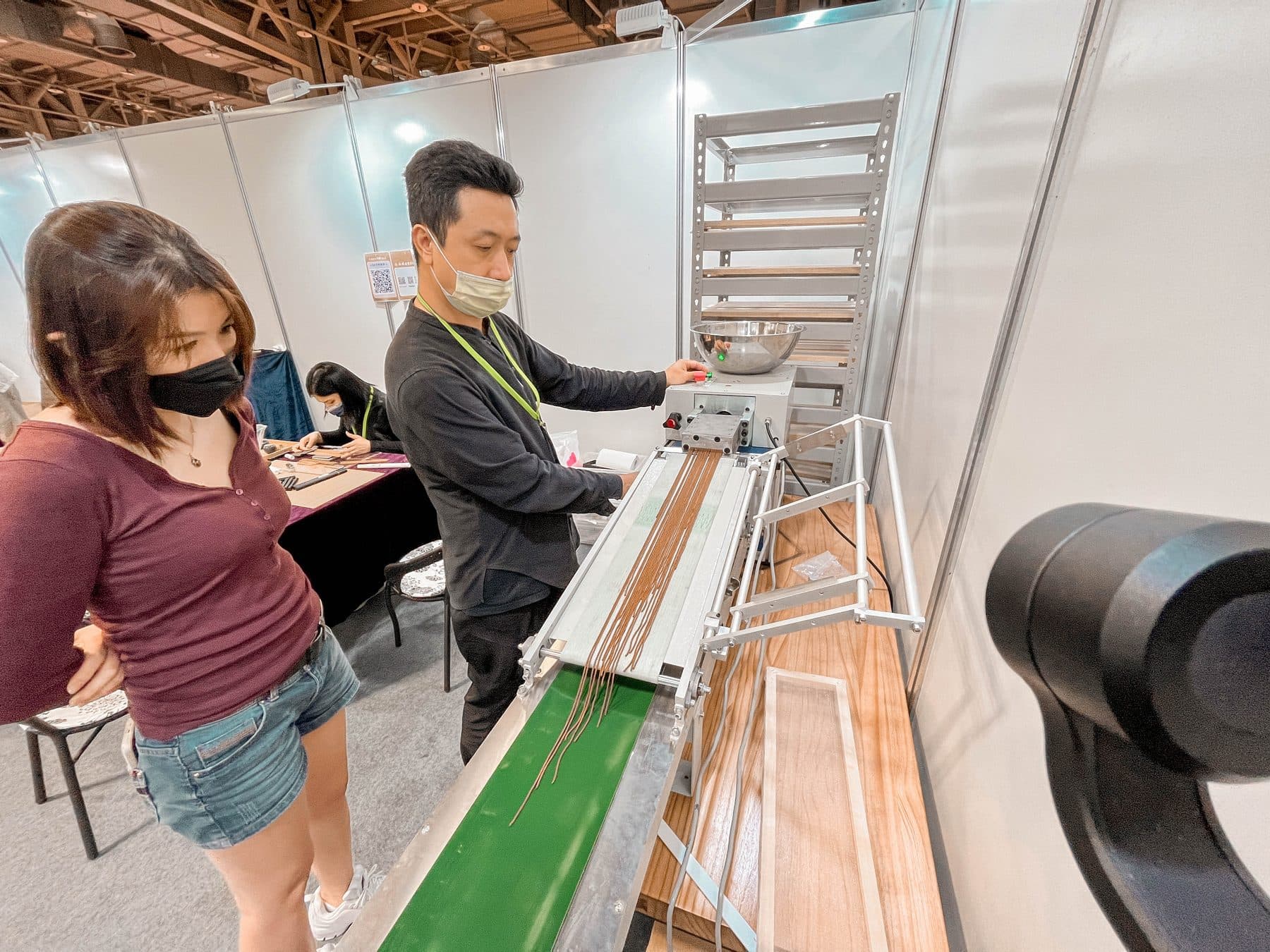 學員圍著製香機看香條成型