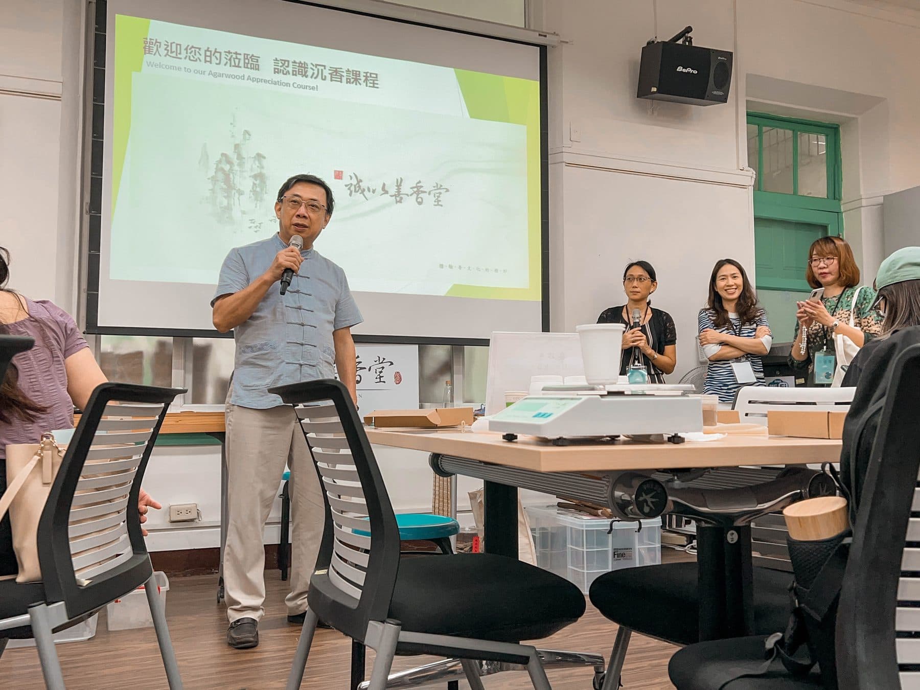 師範大學沉香講座，講者拿著麥克風講解